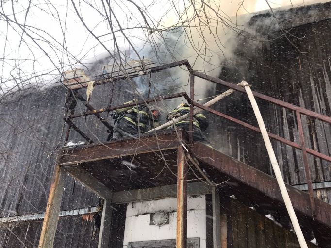 Более 30 жителей эвакуировали при пожаре в деревянном общежитии под Тулой