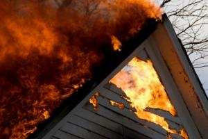 В Куркинском районе огонь оставил дом без крыши.