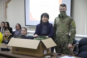 Российским военнослужащим передали вещи, изготовленные руками тульских студентов .