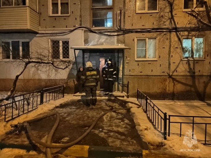 Ночью в Туле троих детей эвакуировали из-за пожара в квартире на ул. Калинина