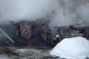 В Ефремове на пожаре за 5 минут сгорел гараж и пострадал мужчина.
