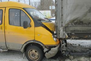 На Тульском шоссе в ДТП с пассажирской "Газелью" и "МАНом" пострадали три человека .