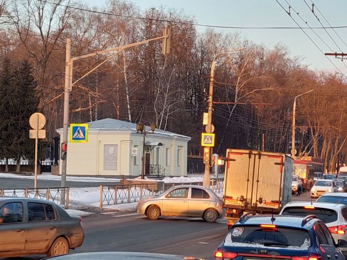 ДТП с участием грузовой «ГАЗели» заблокировало движение по ул. Первомайской в Туле
