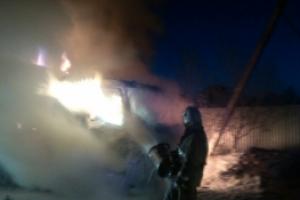 В Алексинском районе на пожаре в машине пострадал человек.
