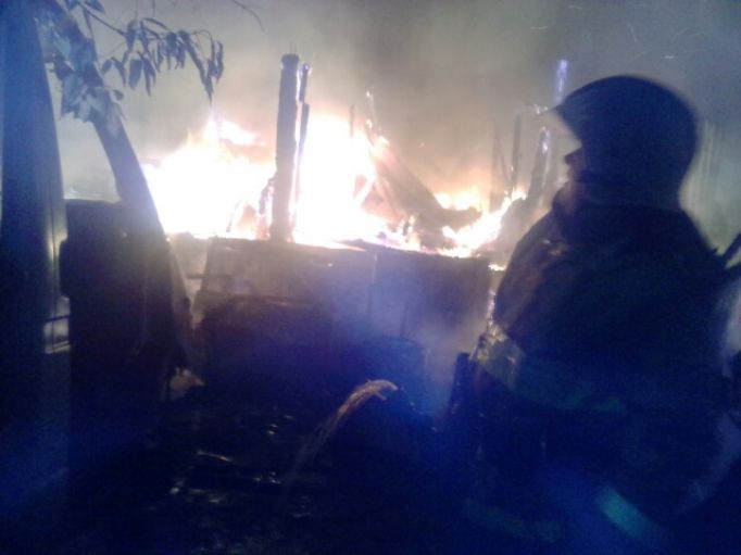 В Туле ночью сгорели дом, сараи и 2 автомобиля, есть пострадавший