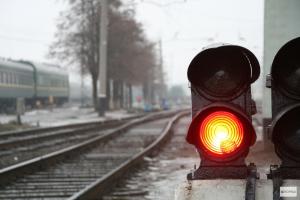 На станции в Щекино пассажирский поезд сбил 26-летнего мужчину .