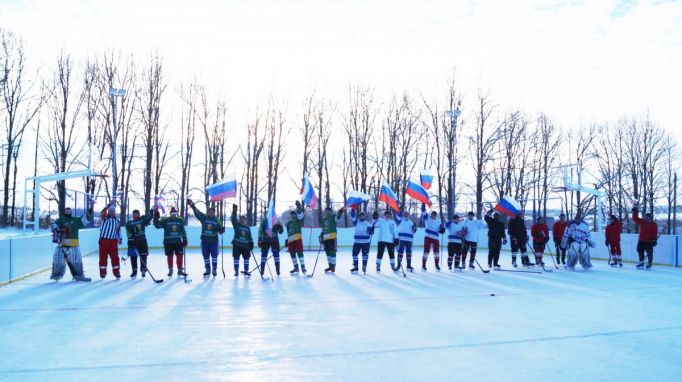 Патриотический флэшмоб на ледовой площадке прошел  в деревне Яблонево 