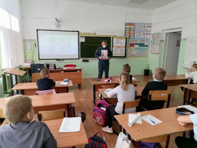 В Ясногорске спасатели провели уроки безопасности в трёх школах и техникуме
