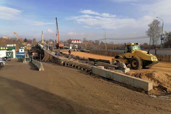 Московский путепровод в Туле ремонтируют десятки рабочих 