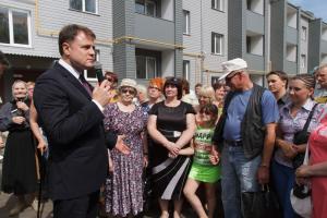 Владимир Груздев вручил ключи от новых квартир обитателям аварийного жилья из Киреевска.