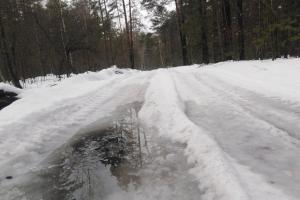 За длинные выходные дорслужбами Новомосковска вывезено около 10 тысяч кубометров снега.
