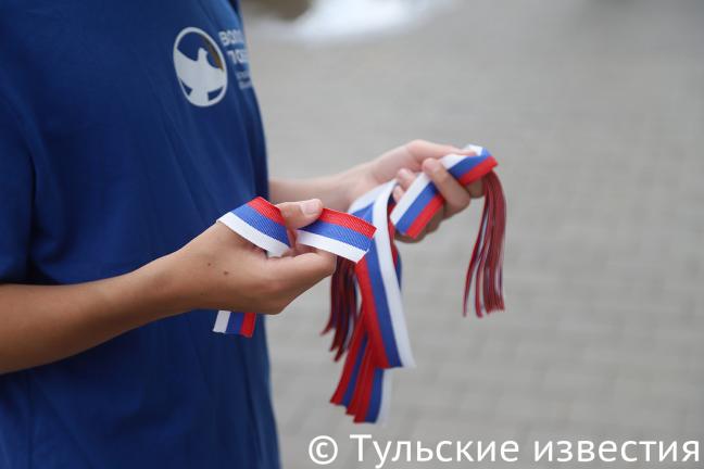 Волонтеры раздали тулякам ленты в цветах российского триколора.