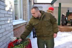 В Донском на здании гимназии № 20 открыли мемориальную доску защитнику, погибшему в СВО .