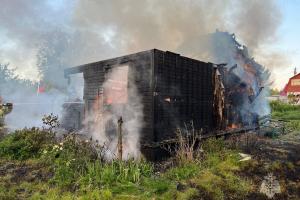 В Заокском районе пожарные тушили дом под дачу, но огонь его уничтожил полностью.