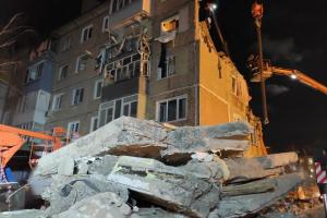 В Ефремове спасатели разобрали половину завалов после обрушения подъезда.