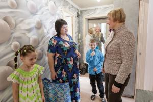 Ольга Гремякова и Юлия Федосеева посетили многодетные семьи .