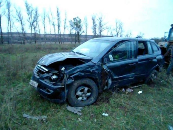 В Тульской области иномарка съехала в кювет и опрокинулась, водитель госпитализирован