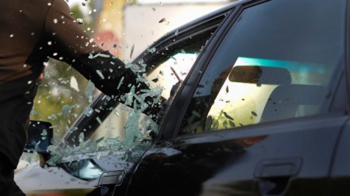 Двое молодых людей в Новомосковске разбили стекло автомобиля и выкрали видеорегистратор 