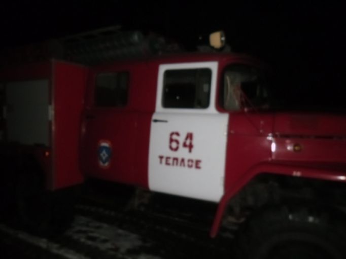 Дом в поселке Теплое едва не остался без кровли из-за пожара 