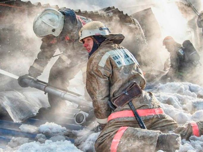 Тульские пожарные утром спасли человека