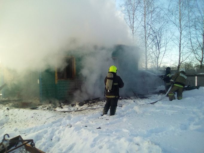 В Заокском районе десять пожарных тушили горевший дом 