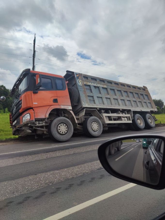 Авария с грузовиком образовала в Туле на Калужском шоссе пробку