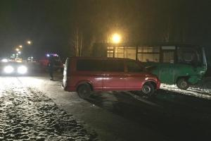 Вчера вечером в Донском иномарка столкнулась с автобусом.