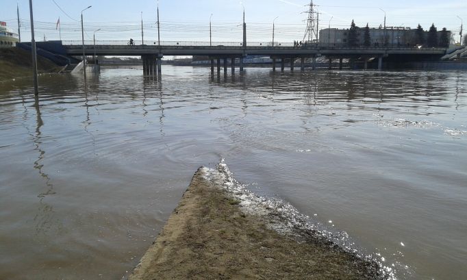 Автомобильное движение под Зареченским мостом в Туле все еще перекрыто из-за паводка