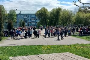 В Новомосковске массово эвакуируют школы, ТЦ и медучреждения.