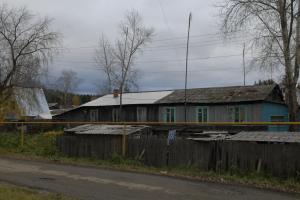 Жительница Арсеньевского района зарегистрировала трех человек в разрушенном доме.