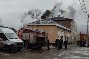 В Туле на ул. Пирогова горит двухэтажный дом.