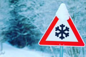 Тульская Госавтоинспекция предупреждает водителей и пешеходов о сильном снегопаде.