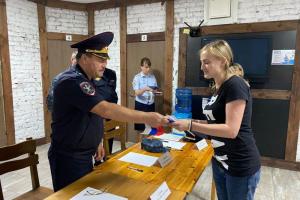 В Тульской области четверым жителям Мариуполя вручили российские паспорта.