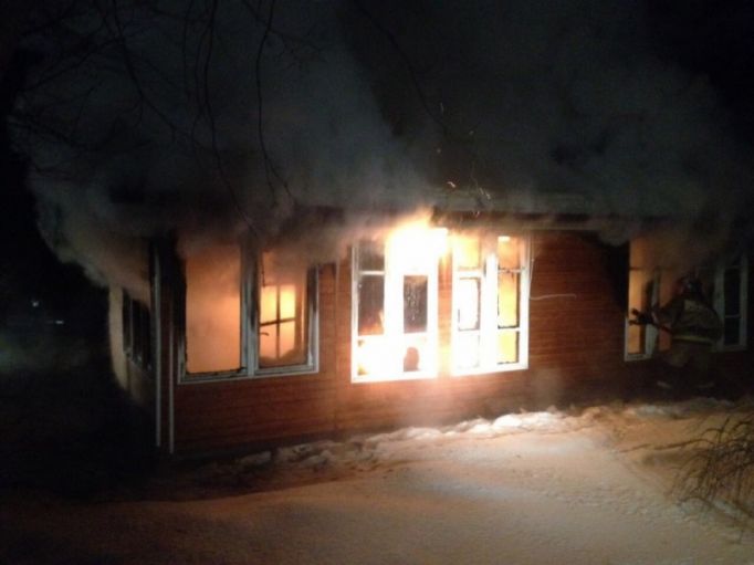 В Алексинском районе четверо пожарных тушили полыхающую баню (ФОТО) 