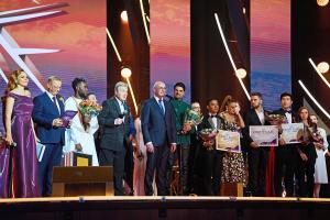 Алексей Дюмин передал микрофоны «Союз» победителям фестиваля «Дорога на Ялту».