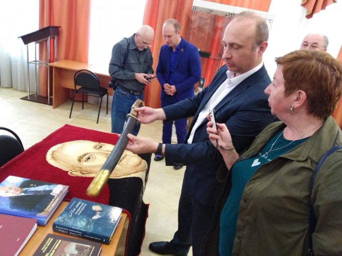 Саблю и медаль тульского оружейника Аркадия Шипунова передали орловским музейщикам
