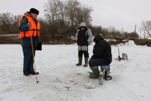 ГИМС предупреждает рыбаков об опасности выхода на лед.