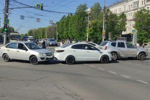 Три столкнувшихся автомобиля перекрыли проспект Ленина в Туле.