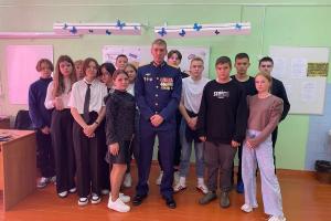 В Плавском районе школьники встретились с героем СВО.