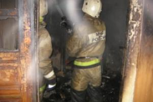 В Узловском районе огнеборцы спасли людей из горящей квартиры.
