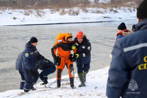 Тульские спасатели отработали на набережной Дрейера спасение горожан во время паводка.