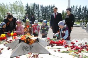 Владимир Груздев возложил цветы к Вечному огню Кургана Славыв Алексине.