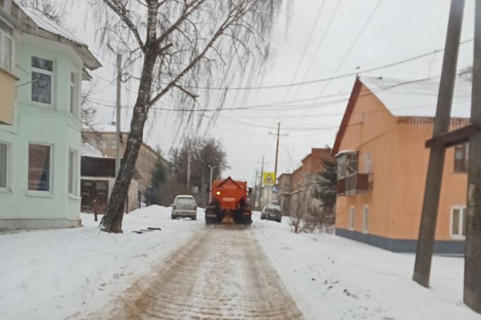 Почти 170 рабочих вышли на уборку улиц Тулы 24 февраля 