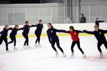 Тренировка команды по синхронному катанию на коньках «Танаис»