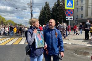 Туляки Карцевы прошли в колонне «Бессмертного полка» с портретом погибшего на Украине сына.