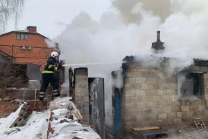 В Туле на ул. Яблочкова сгорел дом.