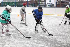 Тульских детей приглашают на бесплатные тренировки по дворовому хоккею.