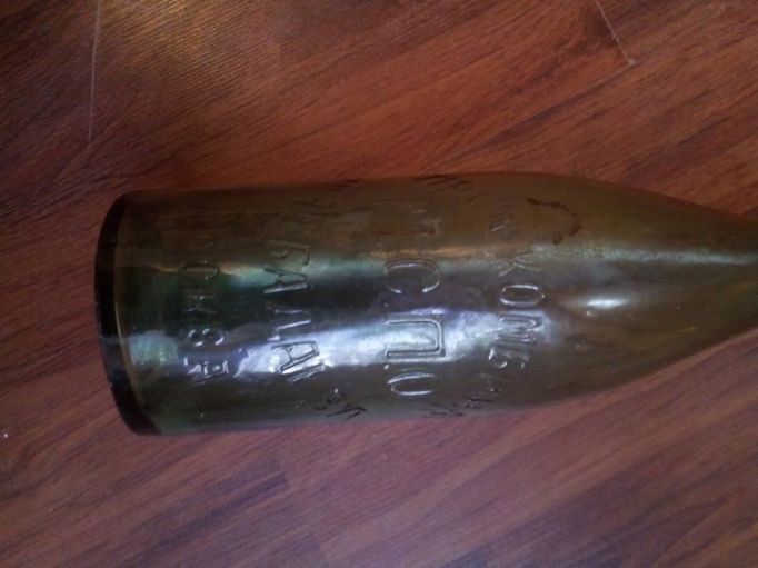 В Арсеньевском районе поисковики нашли довоенную бутылку и дореволюционную саперную лопатку