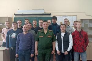 В Одоеве военком рассказал студентам о преимуществах службы по контракту.