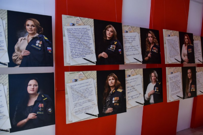  В Туле открылась фотовыставка «Жены героев»